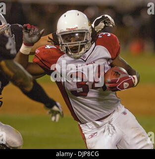 23. August 2008 - OAKLAND, CA, USA - Arizona Cardinals Runningback TIM HIGHTOWER läuft der Ball gegen die Oakland Raiders während eines Spiels im McAfee Coliseum. (Kredit-Bild: © AL GOLUB/Golub Fotografie/Golub-Fotografie) Stockfoto