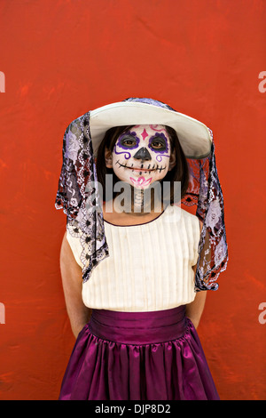 Ein junges Mädchen gekleidet als La Calavera Catrina feiert den Tag der Toten Festival 1. November 2013 in Oaxaca, Mexiko. Stockfoto