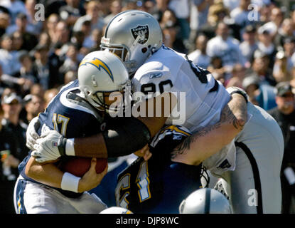 Sep 28, 2008 - OAKLAND, CA, USA - Oakland Raiders defensive Tackle TERDELL SANDS #90 Säcke San Diego Chargers Quarterback PHILIP RIVERS #17 während eines Spiels im McAfee Coliseum. (Kredit-Bild: © AL GOLUB/Golub Fotografie/Golub-Fotografie) Stockfoto