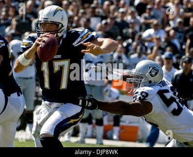 Sep 28, 2008 - OAKLAND, CA, USA - Oakland Raiders defensive End KALIMBA EDWARDS #58 zwingt San Diego Chargers Quarterback PHILIP RIVERS #17 aus der Tasche während eines Spiels im McAfee Coliseum. (Kredit-Bild: © AL GOLUB/Golub Fotografie/Golub-Fotografie) Stockfoto