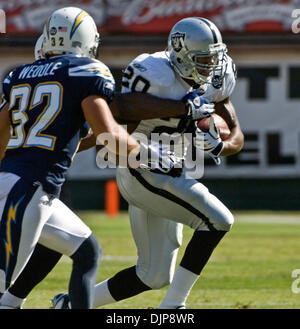 Sep 28, 2008 - OAKLAND, CA, USA - Oakland Raiders Runningback DARREN MCFADDEN #20 Pausen locker aus San Diego Chargers defensive zurück ERIC WEDDLE #32 während eines Spiels im McAfee Coliseum. (Kredit-Bild: © AL GOLUB/Golub Fotografie/Golub-Fotografie) Stockfoto