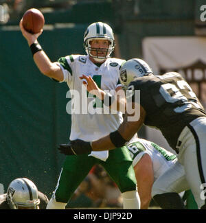 19. Oktober 2008 - OAKLAND, CA, USA - New York Jets Quarterback BRETT FAVRE #4 geht der Ball vor Blitzeinschlages Oakland Raiders defensive End TOMMY KELLY #93 während ihres Spiels im McAfee Coliseum. (Kredit-Bild: © AL GOLUB/Golub Fotografie/Golub-Fotografie) Stockfoto