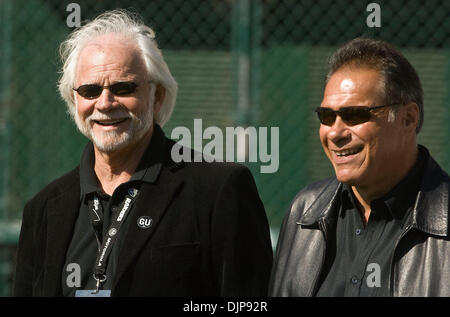 19. Oktober 2008 quarterbacks - OAKLAND, CA, USA - ehemaliger Oakland Raiders, KENNY "THE SNAKE" STABLER (1970-1979) und JIM PLUNKETT (1978-1986) in einem Spiel gegen die New York Jets im McAfee Coliseum Freund und Kollegen Raider Gene Upshaw Tribut zollen. (Kredit-Bild: © AL GOLUB/Golub Fotografie/Golub-Fotografie) Stockfoto