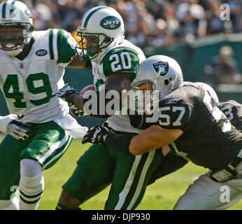 19. Oktober 2008 hält - OAKLAND, CA, USA - Oakland Raiders Linebacker RICKY BROWN #57 an der New York Jets Runningback THOMAS JONES #20 während ihres Spiels im McAfee Coliseum. (Kredit-Bild: © AL GOLUB/Golub Fotografie/Golub-Fotografie) Stockfoto