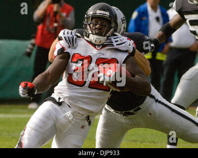 2. November 2008 - OAKLAND, CA, USA - Atlanta Falcons Runningback Cribs NORWOOD #32 von Oakland Raiders defensive Tackle TREVOR SCOTT #91 während ihres Spiels im McAfee Coliseum in Angriff genommen wird. (Kredit-Bild: © AL GOLUB/Golub Fotografie/Golub-Fotografie) Stockfoto