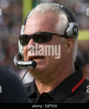 2. November 2008 - OAKLAND, CA, USA - Atlanta Falcons Cheftrainer MIKE SMITH an der Seitenlinie während eines Spiels gegen die Oakland Raiders im McAfee Coliseum arbeitet. (Kredit-Bild: © AL GOLUB/Golub Fotografie/Golub-Fotografie) Stockfoto