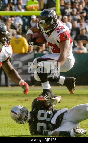 2. November 2008 - OAKLAND, CA, USA - Atlanta Falcons Runningback MICHAEL TURNER #33 springt über Oakland Raiders Sicherheit GIBRIL WILSON #28 während ihres Spiels im McAfee Coliseum. (Kredit-Bild: © AL GOLUB/Golub Fotografie/Golub-Fotografie) Stockfoto