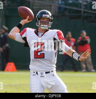 2. November 2008 - OAKLAND, CA, USA - Atlanta Falcons Quarterback MATT RYAN #2 geht der Ball während des Spiels gegen die Oakland Raiders im McAfee Coliseum. (Kredit-Bild: © AL GOLUB/Golub Fotografie/Golub-Fotografie) Stockfoto