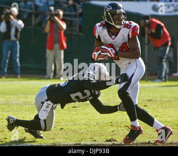 2. November 2008 befasst sich - OAKLAND, CA, USA - Oakland Raiders defensive Back GREG WESLEY #22 Atlanta Falcons Wide Receiver RODDY WHITE #84 während ihres Spiels im McAfee Coliseum. (Kredit-Bild: © AL GOLUB/Golub Fotografie/Golub-Fotografie) Stockfoto