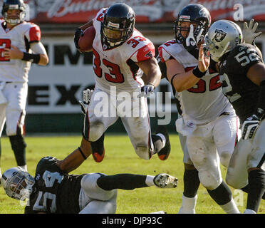 2. November 2008 - OAKLAND, CA, USA - Atlanta Falcons Runningback MICHAEL TURNER #33 springt über Oakland Raiders Linebacker SAM WILLIAMS #54 während ihres Spiels im McAfee Coliseum. (Kredit-Bild: © AL GOLUB/Golub Fotografie/Golub-Fotografie) Stockfoto