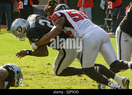 2. November 2008 - OAKLAND, CA, USA - Atlanta Falcons defensive End JOHN ABRAHAM #55 Säcke Oakland Raiders quarterback JAMARCUS RUSSELL #2 während ihres Spiels im McAfee Coliseum. (Kredit-Bild: © AL GOLUB/Golub Fotografie/Golub-Fotografie) Stockfoto