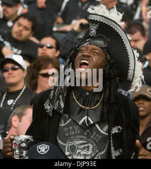 2. November 2008 - OAKLAND, CA, USA - ein Oakland Raiders fan express seine Enttäuschung gegenüber dem Spiel gegen die Atlanta Falcons im McAfee Coliseum. Die Raiders verloren 24 bis 0. (Kredit-Bild: © AL GOLUB/Golub Fotografie/Golub-Fotografie) Stockfoto