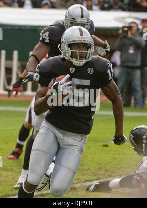 2. November 2008 wechselt - OAKLAND, CA, USA - Oakland Raiders Wide Receiver JOHNNIE LEE HIGGINS #15 Punt in einem Spiel gegen die Atlanta Falcons im McAfee Coliseum. (Kredit-Bild: © AL GOLUB/Golub Fotografie/Golub-Fotografie) Stockfoto