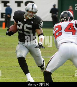 2. November 2008 - OAKLAND, CA, USA - Oakland Raiders Runningback JUSTIN FARGAS #25 versucht um Atlanta Falcons Cornerback DOMONIQUE FOXWORTH #24 während ihres Spiels im McAfee Coliseum zu manövrieren. (Kredit-Bild: © AL GOLUB/Golub Fotografie/Golub-Fotografie) Stockfoto