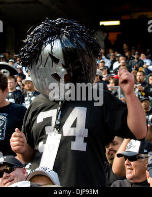 2. November 2008 - OAKLAND, CA, USA - ist ein Fan der Oakland Raiders in einem Spiel gegen die Atlanta Falcons im McAfee Coliseum ein Silber und schwarz Kürbiskopf getragen. (Kredit-Bild: © AL GOLUB/Golub Fotografie/Golub-Fotografie) Stockfoto