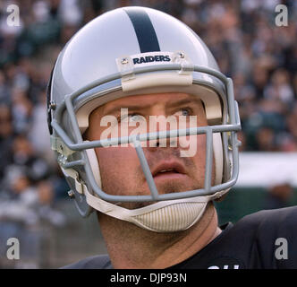 2. November 2008 - OAKLAND, CA, USA - Oakland Raiders Punter SHANE LECHLER #9 schaut die Anzeigetafel in einem Spiel gegen die Atlanta Falcons im McAfee Coliseum. (Kredit-Bild: © AL GOLUB/Golub Fotografie/Golub-Fotografie) Stockfoto