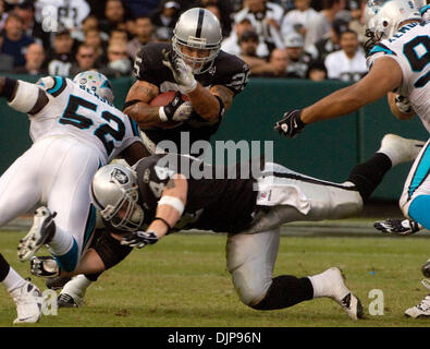 9. November 2008 - OAKLAND, CA, USA - Oakland Raiders Verteidiger Lukas LAWTON #44 Blöcke für Runningback JUSTIN FARGAS #25 während eines Spiels gegen die Carolina Panthers im McAfee Coliseum. (Kredit-Bild: © AL GOLUB/Golub Fotografie/Golub-Fotografie) Stockfoto