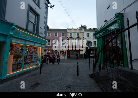 Bunte Fassaden der Geschäfte säumen Kieran Straße. Kilkenny Stadt, Grafschaft Kilkenny Stockfoto