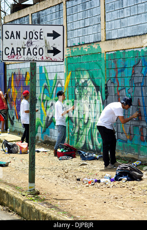 San Jose und Cartago Zeichen mit den Künstlern im Hintergrund auf ihren Zeichnungen arbeiten. Stockfoto