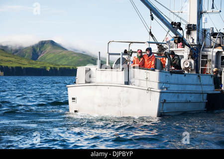 Die Laukitis Schwestern posieren an der hinteren Schiene der F/V Glück Taube beim kommerziellen Heilbutt Angeln In Ikatan Bay in der Nähe von falschen Pass Stockfoto