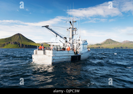 Die F/V Glück Taube kommerzieller Heilbutt fischen In Ikatan Bay in der Nähe von False Pass auf Unimak Island, Südwest-Alaska. Stockfoto