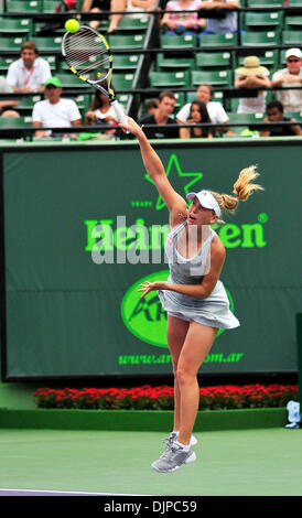 27. März 2010 - Key Biscayne, Florida, USA - CAROLINE WOZNIACKI aus Dänemark soll Maria Kirilenko Russlands während sechs Aktionstag der Sony Ericsson Open 2010 im Crandon Park Tennis Center am 28. März 2010 in Key Biscayne, Florida. (Kredit-Bild: © Gaston De Cardenas/ZUMA Press) Stockfoto