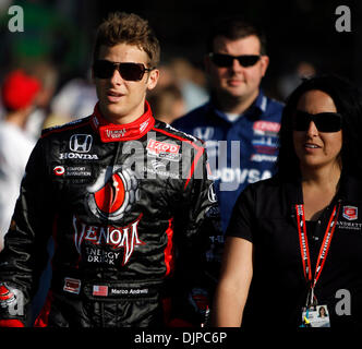 27. März 2010 - St. Petersburg, Florida, USA - CHRIS ZUPPA |   Times.SP 320688 ZUPP GrandPrix 15. (27.03.2010 St.Petersburg) Marco Andretti (links) von Andretti Autosport macht seinen Weg zur Grube Zeile. Abdeckung des Honda-Grand Prix von St. Petersburg. [CHRIS ZUPPA, mal] (Kredit-Bild: © St. Petersburg Times/ZUMApress.com) Stockfoto