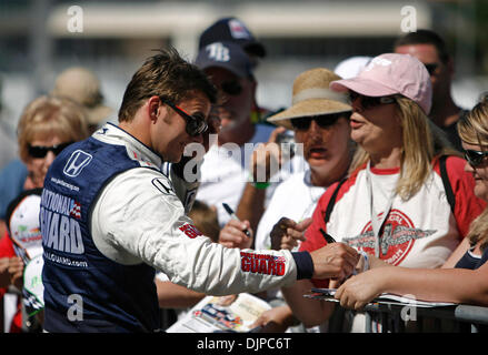 27. März 2010 - St. Petersburg, Florida, USA - CHRIS ZUPPA |   Times.SP 320688 ZUPP GrandPrix 1. (27.03.2010 St.Petersburg) Dan Wheldon der Panther Racing gibt Autogramme. Abdeckung des Honda-Grand Prix von St. Petersburg. [CHRIS ZUPPA, mal] (Kredit-Bild: © St. Petersburg Times/ZUMApress.com) Stockfoto