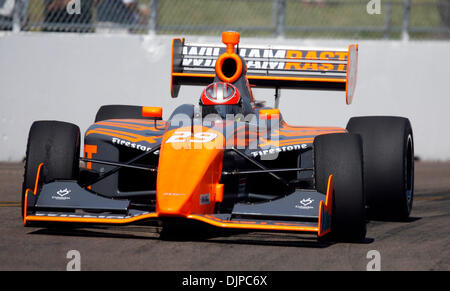 27. März 2010 - St. Petersburg, Florida, USA - CHRIS ZUPPA |   Times.SP 320688 ZUPP GrandPrix 15. (27.03.2010 St.Petersburg) Firestone Indy Lights Sebastian Saavedra (29) tritt während des Trainings. Abdeckung des Honda-Grand Prix von St. Petersburg. [CHRIS ZUPPA, mal] (Kredit-Bild: © St. Petersburg Times/ZUMApress.com) Stockfoto