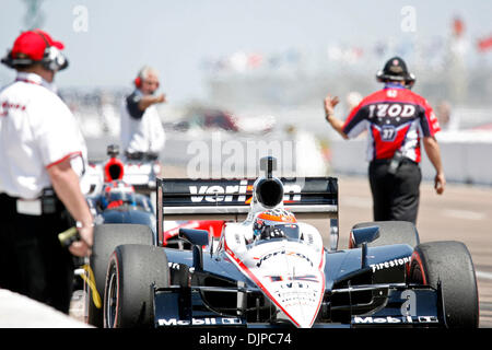 27. März 2010 - St. Petersburg, Florida, USA - CHRIS ZUPPA |   Times.SP 320688 ZUPP GrandPrix 18. (27.03.2010 St.Petersburg) Will Power Team Penske verlässt Grube Zeile im Zeittraining. Abdeckung des Honda-Grand Prix von St. Petersburg. [CHRIS ZUPPA, mal] (Kredit-Bild: © St. Petersburg Times/ZUMApress.com) Stockfoto