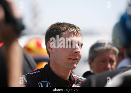 27. März 2010 - St. Petersburg, Florida, USA - CHRIS ZUPPA |   Times.SP 320688 ZUPP GrandPrix 20. (27.03.2010 St.Petersburg) Wille zur Macht des Team Penske nach der ersten Qualifikation für das Rennen am Sonntag. Abdeckung des Honda-Grand Prix von St. Petersburg. [CHRIS ZUPPA, mal] (Kredit-Bild: © St. Petersburg Times/ZUMApress.com) Stockfoto