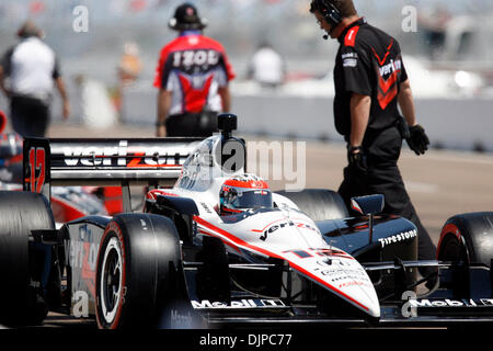 27. März 2010 - St. Petersburg, Florida, USA - CHRIS ZUPPA |   Times.SP 320688 ZUPP GrandPrix 21. (27.03.2010 St.Petersburg) Will Power Team Penske verlässt Grube Zeile nach der Qualifikation. Abdeckung des Honda-Grand Prix von St. Petersburg. [CHRIS ZUPPA, mal] (Kredit-Bild: © St. Petersburg Times/ZUMApress.com) Stockfoto