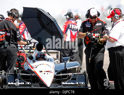 27. März 2010 - St. Petersburg, Florida, USA - CHRIS ZUPPA |   Times.SP 320688 ZUPP GrandPrix 22. (27.03.2010 St.Petersburg) Will Power Team Penske wartet auf Grube Zeile. Abdeckung des Honda-Grand Prix von St. Petersburg. [CHRIS ZUPPA, mal] (Kredit-Bild: © St. Petersburg Times/ZUMApress.com) Stockfoto