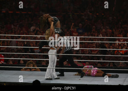 28. März 2010 - Phoenix, Arizona, USA - BETH PHOENIX und ALICIA FOX, oben, während WWE Wrestlemania 26. (Kredit-Bild: © Matt Roberts/ZUMA Press) Stockfoto