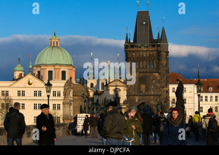 Blick auf die Kirche von St. Nikolaus von der Karlsbrücke entfernt. Der Turm der Kirche von St. Nikolaus ist eines unserer Lieblingshotels Stockfoto