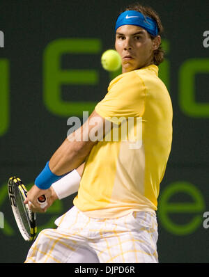 31. März 2010 - Key Biscayne, Florida, kehrt USA - RAFAEL NADAL aus Spanien ein Schuss gegen Jo-Wilfried Tsonga Frankreichs tagsüber neun der Sony Ericsson Open 2010 im Crandon Park Tennis Center am 31. März 2010 in Key Biscayne, Florida. (Kredit-Bild: © Gaston De Cardenas/ZUMA Press) Stockfoto