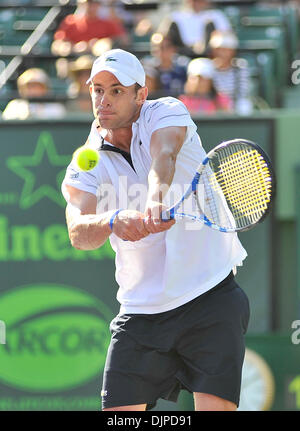 31. März 2010 - Key Biscayne, Florida, USA - ANDY RODDICK einen Schuss zu Nicolas Almargo gibt während zurück neun Aktionstag der Sony Ericsson Open 2010 im Crandon Park Tennis Center am 31. März 2010 in Key Biscayne, Florida. Roddick schlug Almargo 6-3 6-3. (Kredit-Bild: © Gaston De Cardenas/ZUMA Press) Stockfoto