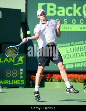 31. März 2010 - Key Biscayne, Florida, USA - ANDY RODDICK einen Schuss zu Nicolas Almargo gibt während zurück neun Aktionstag der Sony Ericsson Open 2010 im Crandon Park Tennis Center am 31. März 2010 in Key Biscayne, Florida. Roddick schlug Almargo 6-3 6-3. (Kredit-Bild: © Gaston De Cardenas/ZUMA Press) Stockfoto