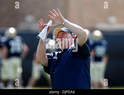 31. März 2010 - South Bend, Indiana, USA - University of Notre Dame Kopf Fußballtrainer BRIAN KELLY arbeitet mit den Empfängern Mittwoch während des Trainings.  Kelly ersetzt Charlie Weis, die im Herbst letzten Jahres gefeuert wurde. (Kredit-Bild: © Jim Z. Rider/ZUMApress.com) Stockfoto