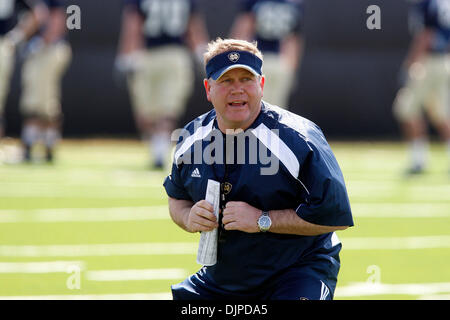 31. März 2010 - South Bend, Indiana, USA - University of Notre Dame Kopf Fußballtrainer BRIAN KELLY arbeitet mit den Empfängern Mittwoch während des Trainings.  Kelly ersetzt Charlie Weis, die im Herbst letzten Jahres gefeuert wurde. (Kredit-Bild: © Jim Z. Rider/ZUMApress.com) Stockfoto