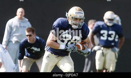 31. März 2010 - South Bend, Indiana, USA - University of Notre Dame Wide Receiver CHRIS GURRIES verläuft eine Pass Route im Training Mittwoch.  Gurries kommt aus Reno, Nevada. (Kredit-Bild: © Jim Z. Rider/ZUMApress.com) Stockfoto