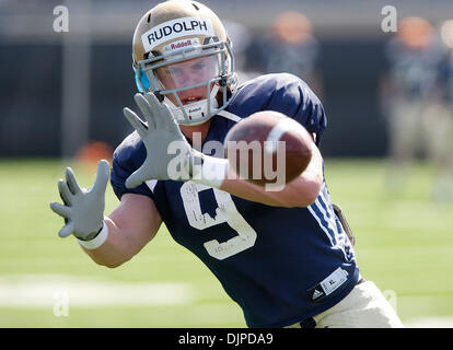 31. März 2010 - South Bend, Indiana, USA - Universität von Notre Dame-Tight-End KYLE RUDOLPH erhält eine Reihe von Durchgängen im Training Mittwoch.  Rudolph, ein Junior, aus Cincinnati, Ohio, wird ein zentraler Bestandteil der neuen Niederlassung der Ausbreitung im nächsten Herbst werden. (Kredit-Bild: © Jim Z. Rider/ZUMApress.com) Stockfoto