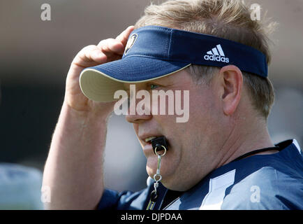 31. März 2010 - South Bend, Indiana, USA - University of Notre Dame Kopf Fußballtrainer BRIAN KELLY Umfragen das Talent Mittwoch während des Trainings.  Kelly ersetzt Charlie Weis, die im Herbst letzten Jahres gefeuert wurde. (Kredit-Bild: © Jim Z. Rider/ZUMApress.com) Stockfoto