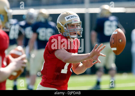 31. März 2010 arbeitet auf den Ball beim Training Mittwoch pitching - South Bend, Indiana, USA - University of Notre Dame Quarterback NATE MONTANA.  Montana, ein Junior aus Concord, Kalifornien, ist der Sohn von Notre Dame Quarterback und NFL-Legende Joe Montana. (Kredit-Bild: © Jim Z. Rider/ZUMApress.com) Stockfoto