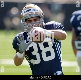 31. März 2010 - South Bend, Indiana, USA - University of Notre Dame Wide Receiver CHRIS GURRIES erhält eine Reihe von Durchgängen im Training Mittwoch.  Gurries kommt aus Reno, Nevada. (Kredit-Bild: © Jim Z. Rider/ZUMApress.com) Stockfoto