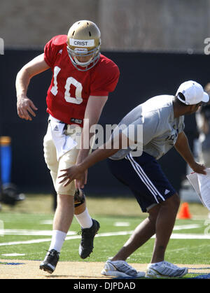 31. März 2010 - South Bend, Indiana, USA - University of Notre Dame Quarterback DAYNE CRIST bekommt eine niedrig-fünf von einem Coach im Training Mittwoch.  Crist, der den Top-Kandidaten, Jimmy Clausen zu ersetzen ist, ist ein Junior vom Canoga Park, Kalifornien.   (Kredit-Bild: © Jim Z. Rider/ZUMApress.com) Stockfoto