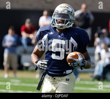 31. März 2010 - werden South Bend, Indiana, USA - University of Notre Dame Runningback ARMANDO ALLEN, gesehen hier im Training Mittwoch, ein wichtiger Akteur in der Offensive im nächsten Herbst für die Fighting Irish.  Allen ist ein Senior von Opa Locka, Florida.  (Kredit-Bild: © Jim Z. Rider/ZUMApress.com) Stockfoto