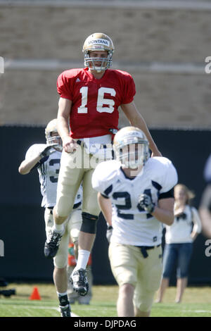 31. März 2010 - South Bend, Indiana, USA - University of Notre Dame Quarterback NATE MONTANA erwärmt sich während des Trainings Mittwoch.  Montana, ein Junior aus Concord, Kalifornien, ist der Sohn von Notre Dame Quarterback und NFL-Legende Joe Montana.  (Kredit-Bild: © Jim Z. Rider/ZUMApress.com) Stockfoto