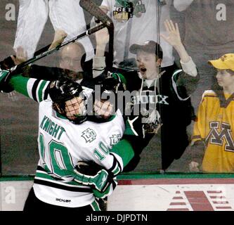 12. März 2010 feiern - Grand Forks, North Dakota, USA - CORBAN Ritter (10) und DANNY KRISTO ein Universität von North Dakota Sioux Ziel in der ersten Periode auf ihrem Weg nach einem 6: 0 Shutout der Minnesota Gophers in der ersten Runde der Westen Collegiate Hockey Association Playoffs in Ralph Engelstad Arena kämpfen. (Kredit-Bild: © Bruce Mies/ZUMA Press) Stockfoto