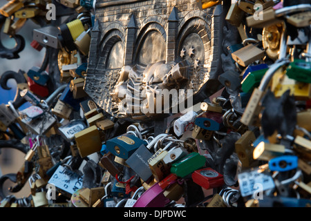 Vorhängeschlösser an der Karlsbrücke. Die Idee, inspiriert von den Protagonisten des Romans ich wollte Sie, von Federico Moccia Stockfoto